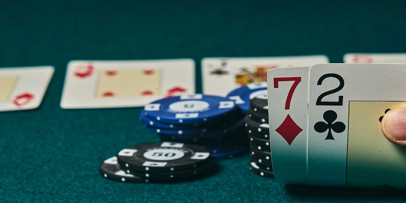 Nghệ thuật Bluff trong Poker Rikvip – Khi nào nên tố tất tay (All-in)? Các Yếu Tố Quyết Định Thời Điểm Bluff Hoàn Hảo